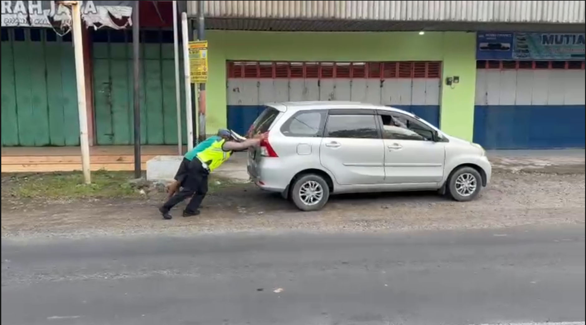 Aiptu Anwar Pamuji Bantu Pengendara Mobil Mogok di Jalan Jenderal Sudirman, Simpang 4 Kalisari
