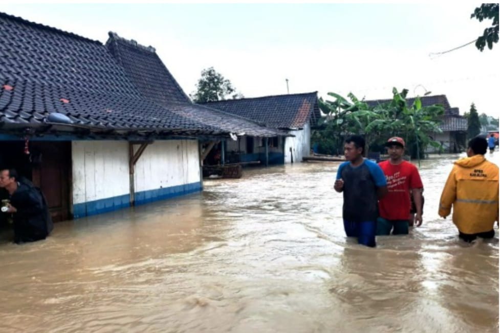 Jalan nasional Blora-Cepu terendam banjir, pemilik ruko kaget