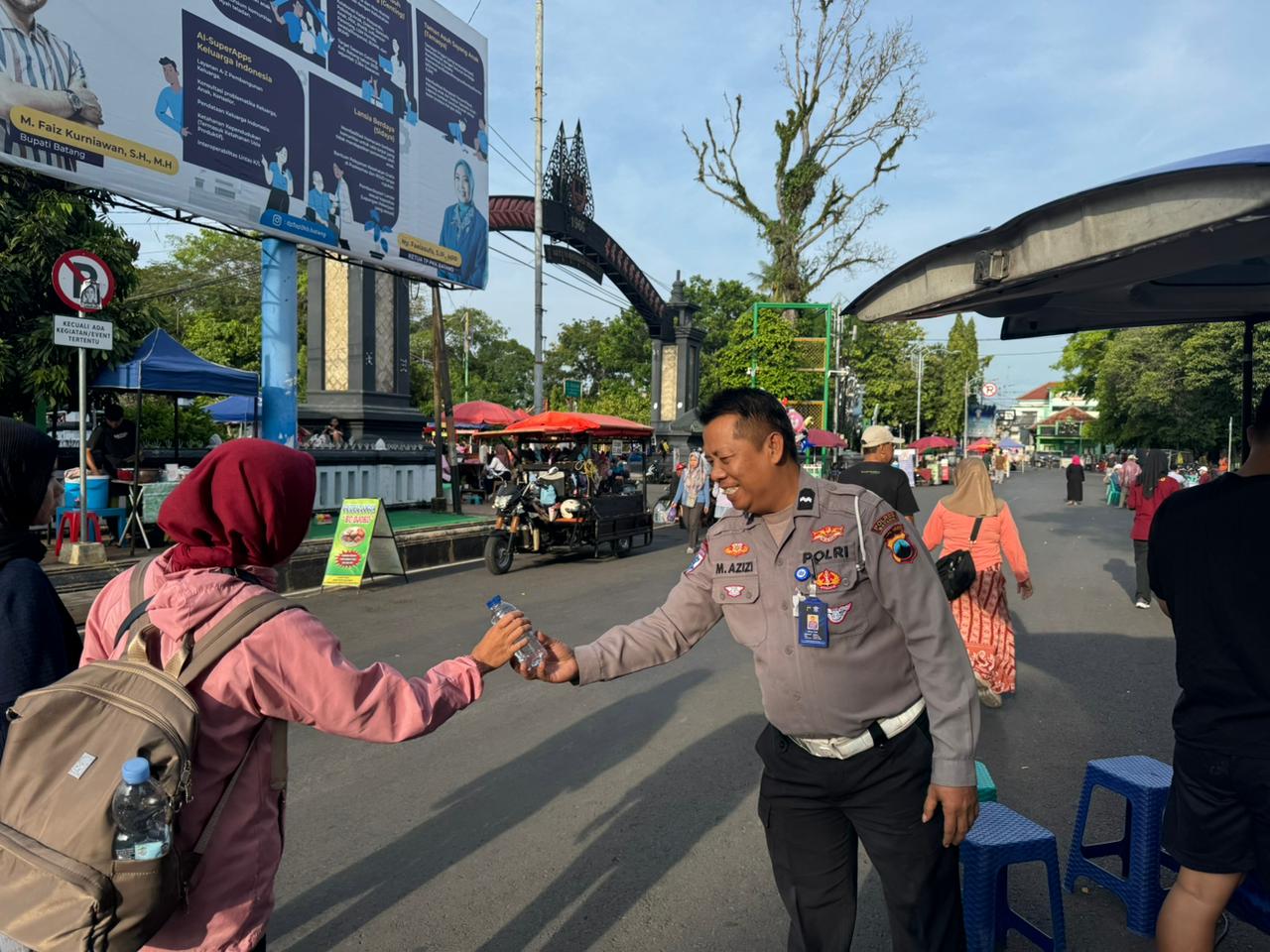 Sat Lantas Polres Batang Bagikan Air Mineral di Car Free Day, Ajak Masyarakat Hidup Sehat dan Tertib Berlalu Lintas