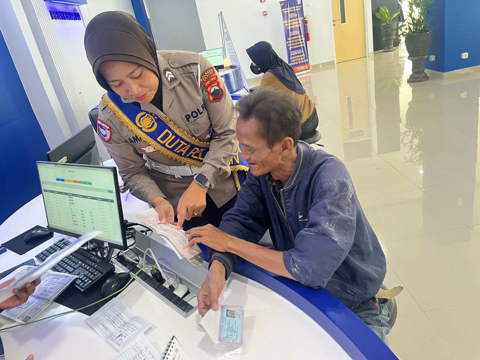 Unit STNK Sat Lantas Polresta Cilacap Bantu Wajib Pajak yang Kurang Paham Syarat Perpanjangan STNK