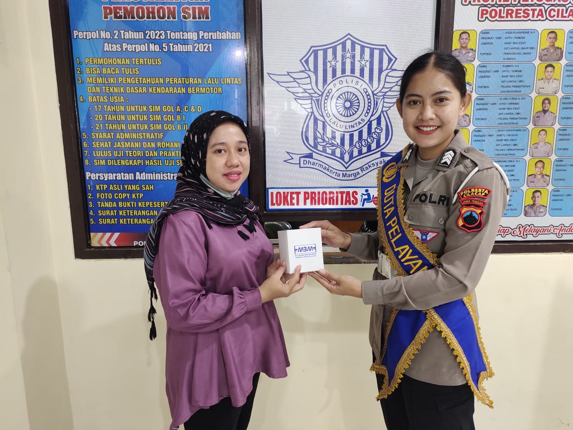 Satpas 1423 Polresta Cilacap Berikan Reward kepada Masyarakat yang Tertib dalam Proses Penerbitan SIM
