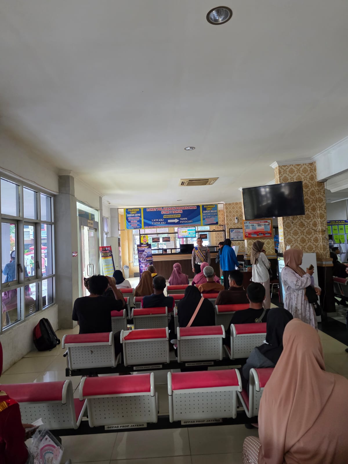 Unit STNK Sat Lantas Polresta Cilacap Laksanakan Sosialisasi Persyaratan Perpajakan dan Layanan Pengaduan Melalui Pemasangan Standing Banner