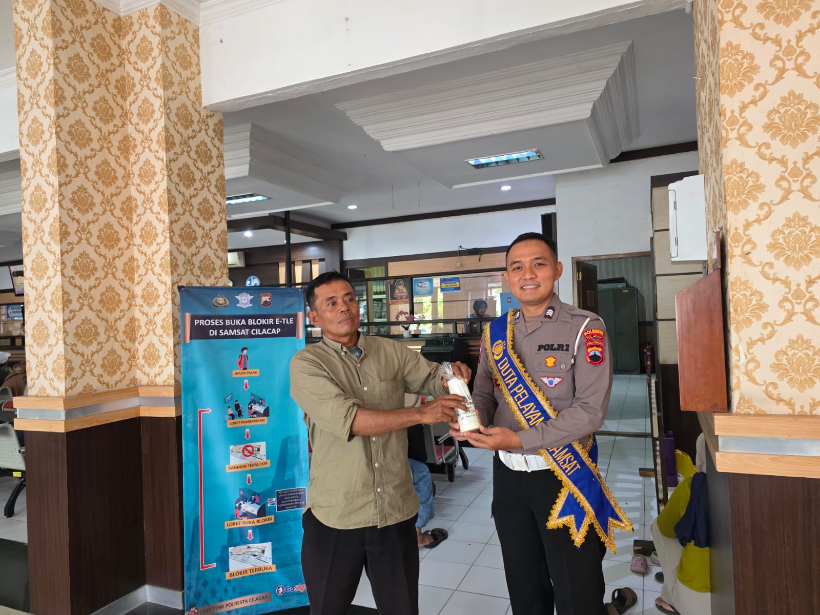 Unit STNK Sat Lantas Polresta Cilacap Berikan Reward kepada Wajib Pajak Taat Pajak