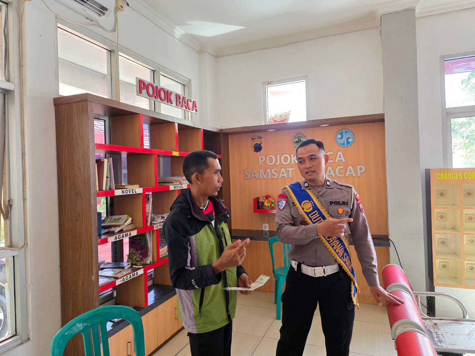 Unit STNK Sat Lantas Polresta Cilacap Bantu Wajib Pajak yang Kurang Paham Syarat Perpanjangan STNK