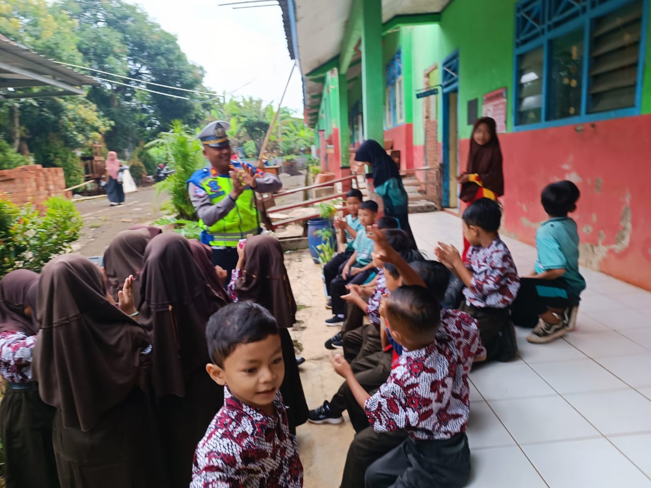 Kanit Kamsel Satlantas Polres Batang Adakan Polisi Sahabat Anak Bersama Siswa SDN Kemiri 3