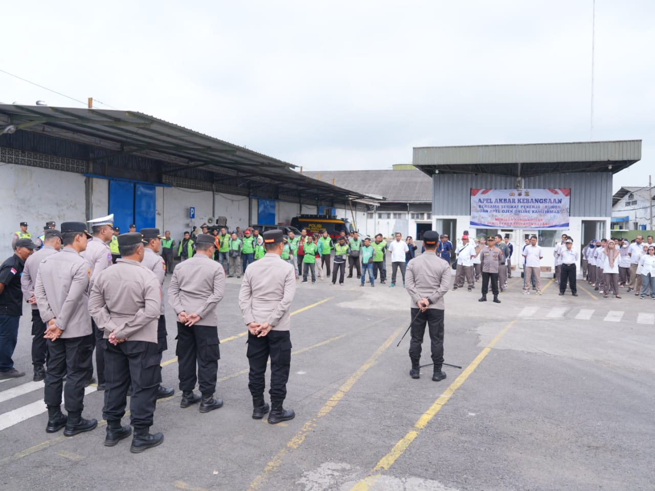 Kapolres Batang Gelar Apel Akbar Kebangsaan Bersama Serikat Pekerja dan Komunitas Ojek Online