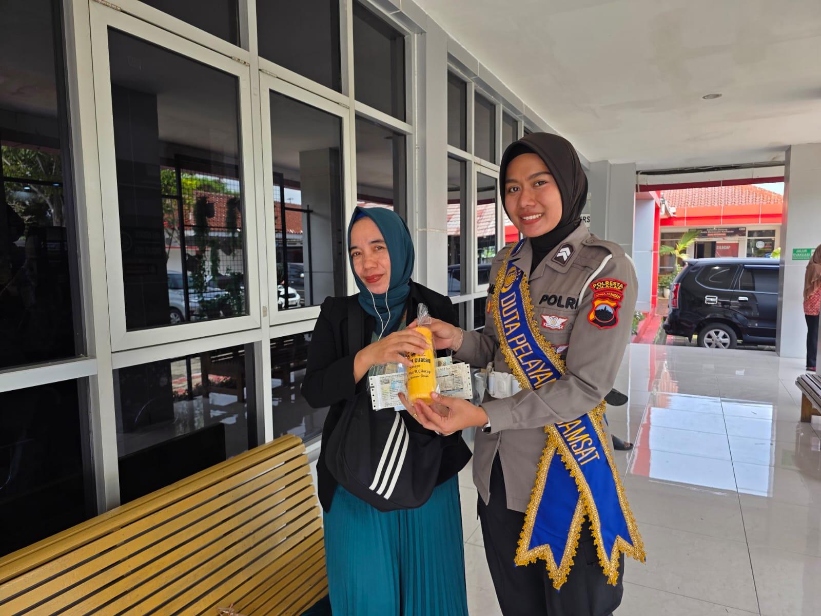 Unit STNK Satlantas Polresta Cilacap Berikan Reward kepada Wajib Pajak Taat Bayar Pajak Kendaraan Tepat Waktu