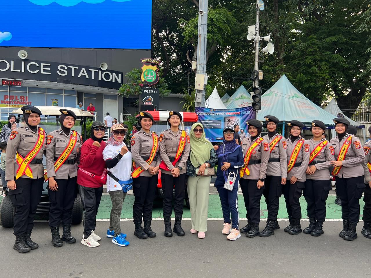 Musik Orkes Melayu Gerobak Dorong Meriahkan CFD Bundaran HI, Polwan Sampaikan Imbauan Humanis