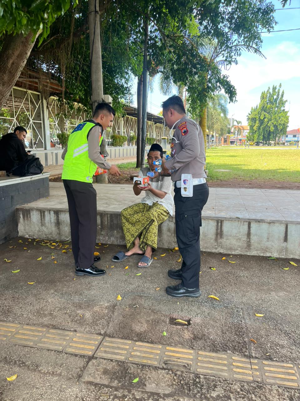 Kanit Regident Sat Lantas Polres Batang Gelar Kegiatan Tali Asih di Alun-Alun Batang, Wujud Kepedulian Polri terhadap Masyarakat
