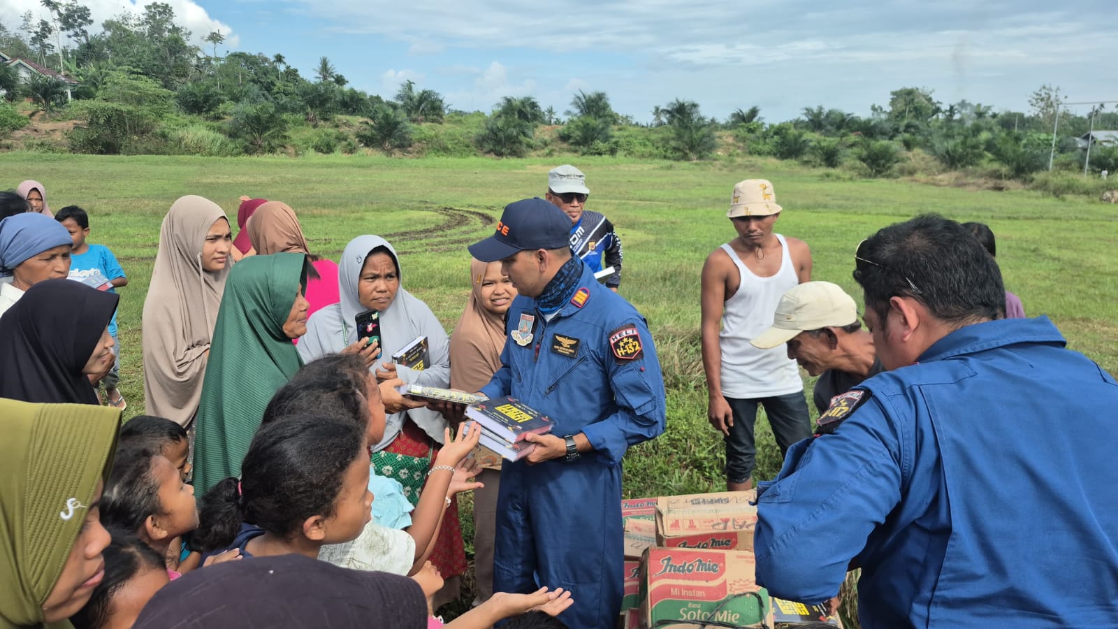 Pilot dan Kru Helikopter Salurkan Amanah Al-Qur’an untuk Anak-Anak Terdampak Banjir di Aceh Tamiang