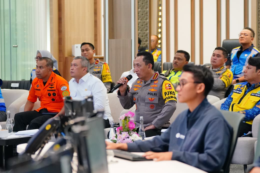 Kapolri Tinjau Pos Command Center, Pastikan Arus Mudik Berjalan Aman dan Nyaman