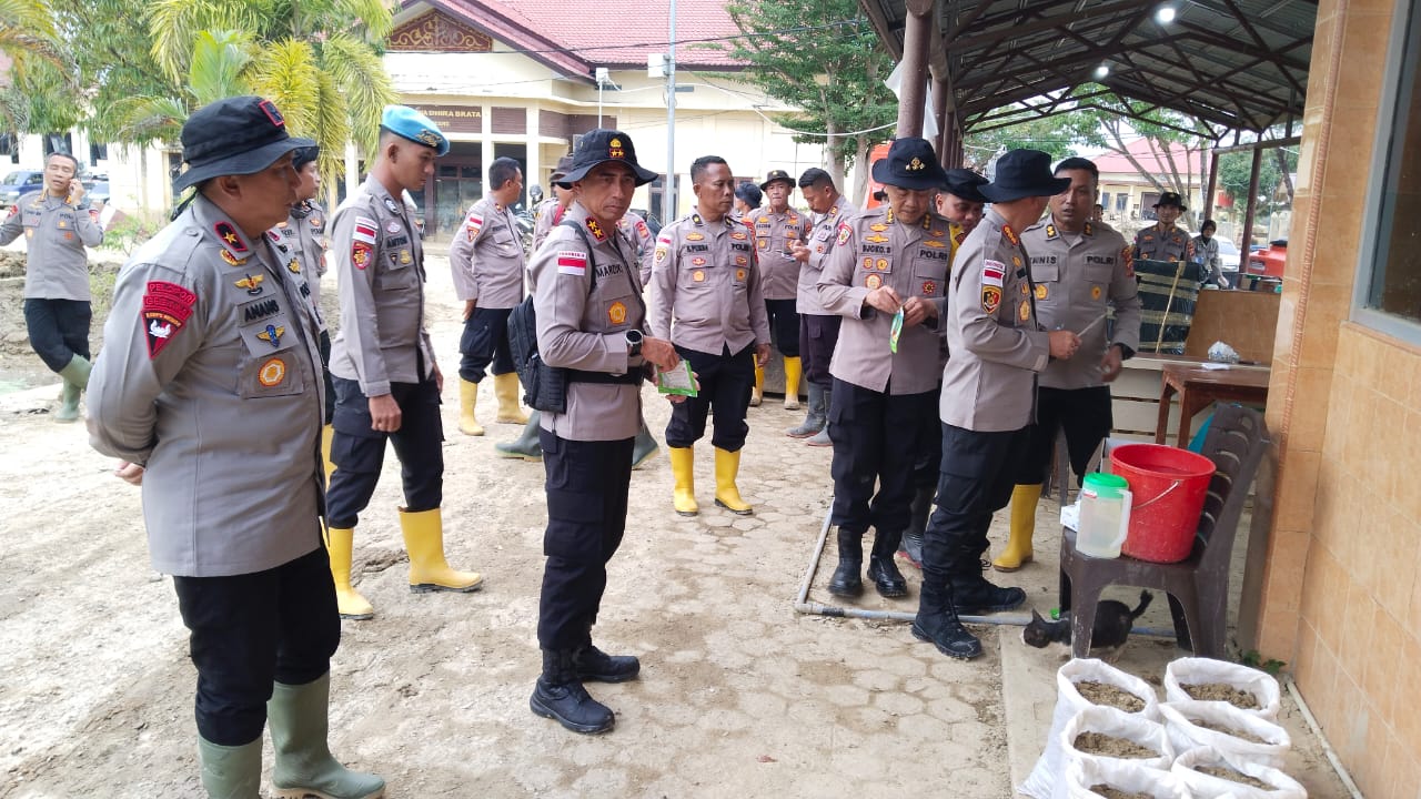 Manfaatkan Lumpur Banjir, Kapolda Aceh Serahkan Ribuan Karung Tanam Untuk Masyarakat Aceh Tamiang