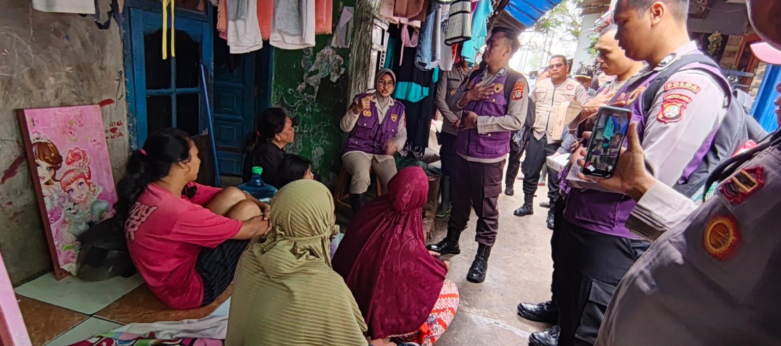 Tim Trauma Healing Polri Bersama Relawan Mahasiswa UI Hadir Bersama Warga Pascabanjir di Cilincing