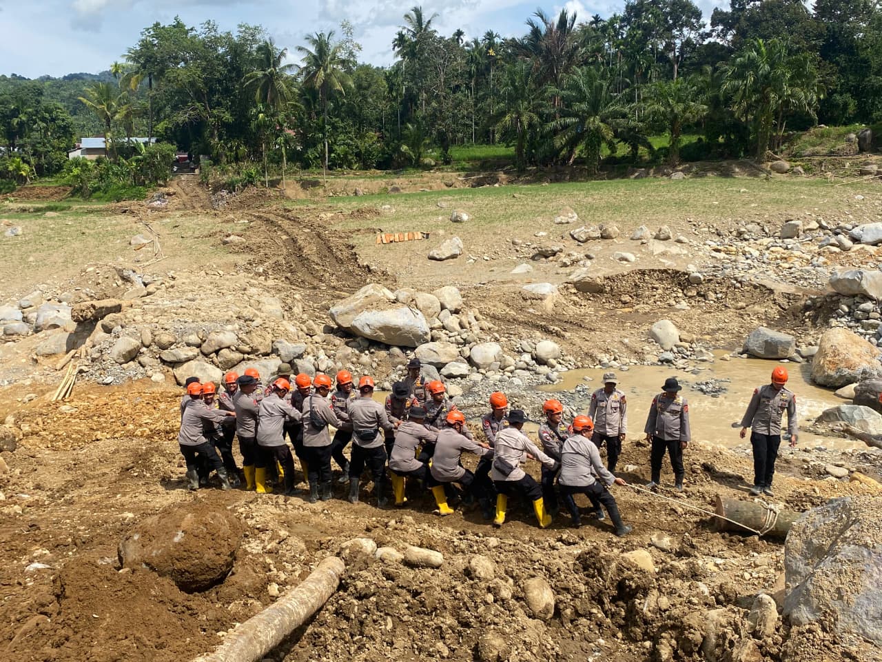 Pemulihan Akses Warga, Brimob Jambi Bangun Jembatan Darurat Antar Desa Kampung Tengah Timur dan Padang Landua