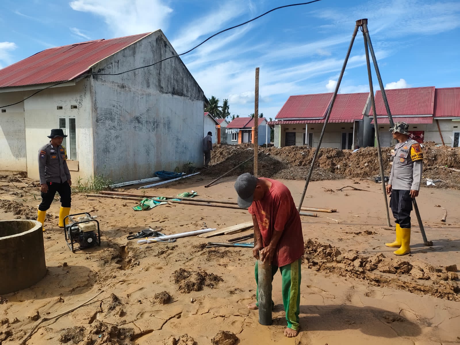 Polri Bangun Puluhan Sumur Bor, Warga Padang Pariaman Mulai Nikmati Air Bersih Pascabencana