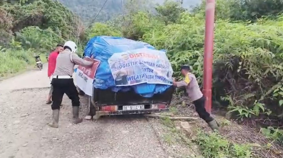 Wujudkan Kepedulian Polri, Polres Aceh Timur Salurkan Bantuan Logistik Kapolri ke 14 Titik Pengungsian Banjir