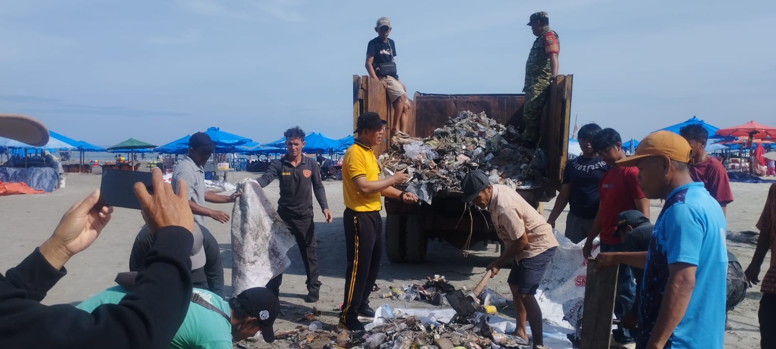 Polsek Teluk Segara Dukung Program ASRI dan GEMPAR lewat Aksi Bersih Pantai Jakat pasca Libur Hari Raya ID