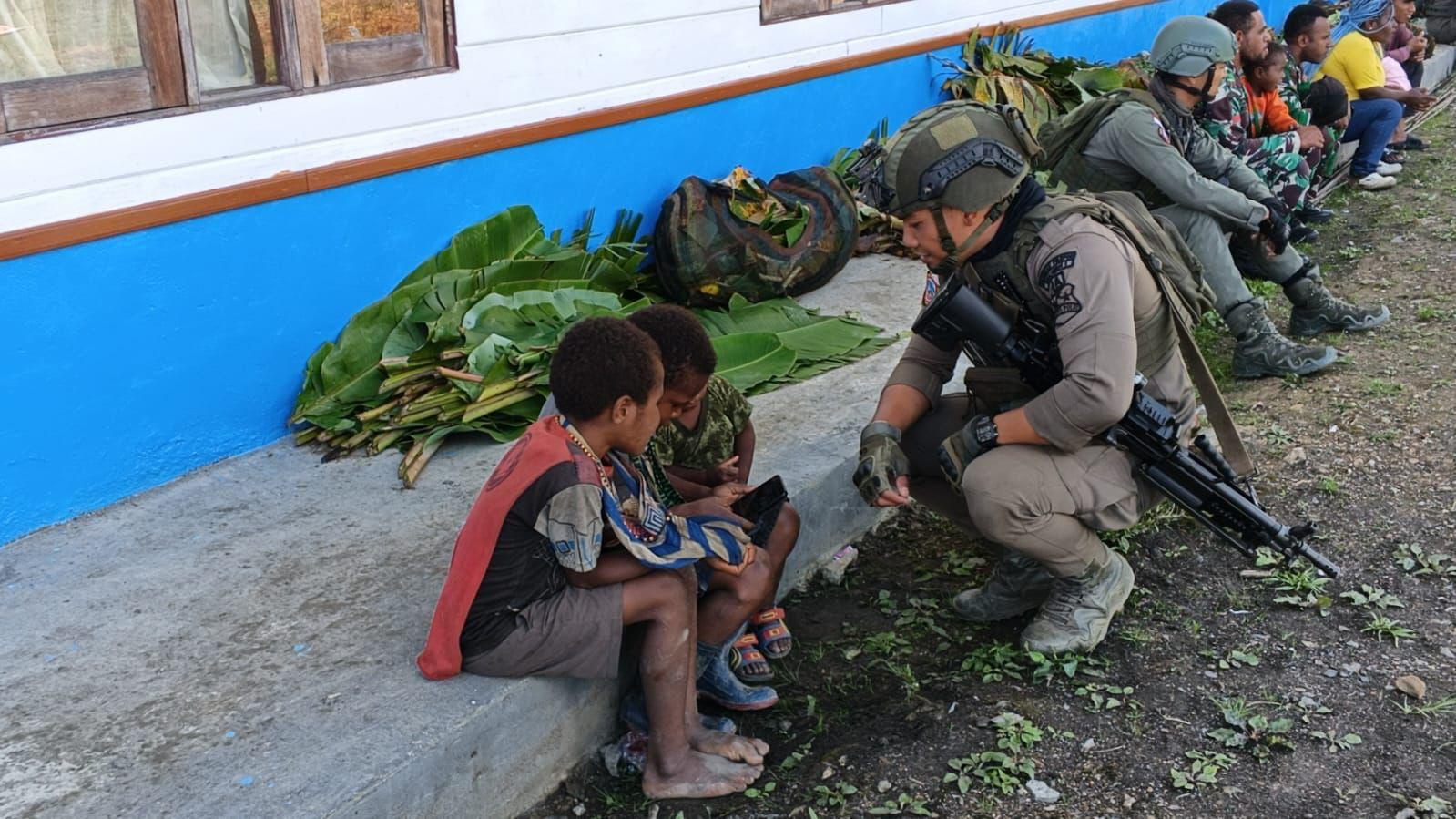 Satgas Ops Damai Cartenz Hadir di Tengah Tradisi Bakar Batu di Sugapa, Bangun Kebersamaan dengan Warga