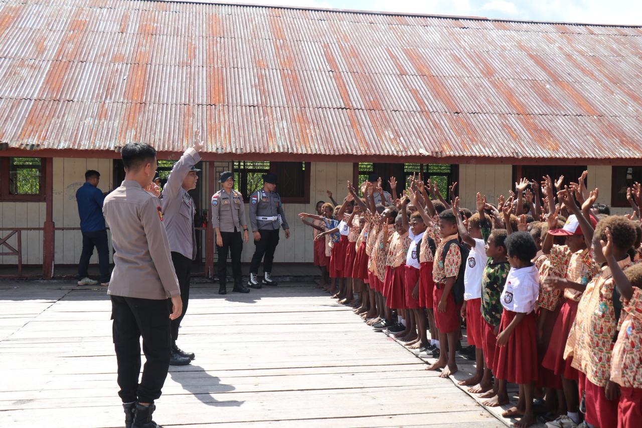 Hadirkan Keceriaan dan Edukasi Bagi Siswa, Satgas Damai Cartenz Gelar Bakti Sosial di SD Negeri Pomako 1