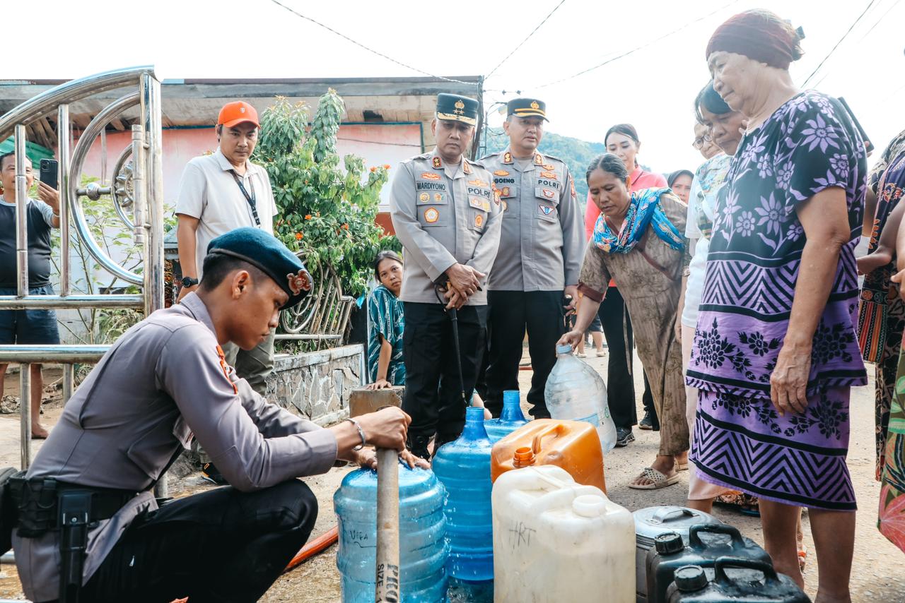 Kapolda Bengkulu Tinjau Posko Tanggap Darurat dan Salurkan Bantuan untuk Korban Banjir dan Longsor di Lebong.