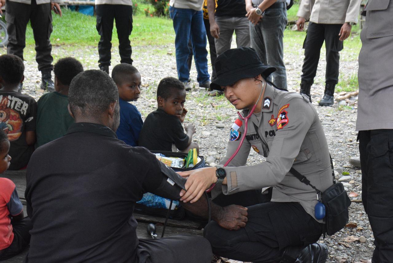 Ops Damai Cartenz Berbagi Kasih, Hadirkan Bantuan dan Pelayanan Kesehatan bagi Warga Pelosok Timika