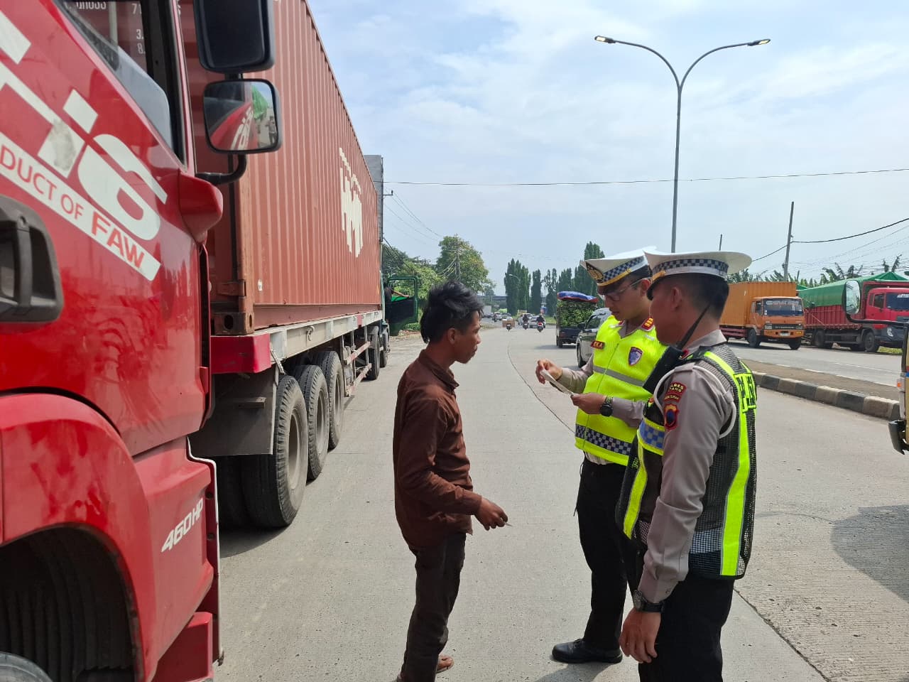 Truk Berat dari Arah Timur Wajib Masuk Tol, Ini Langkah Satlantas Batang