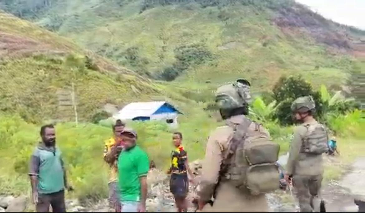 Patroli Jalan Kaki, Personel Ops Damai Cartenz Perkuat Keamanan dan Jalin Kedekatan dengan Warga Puncak Jaya