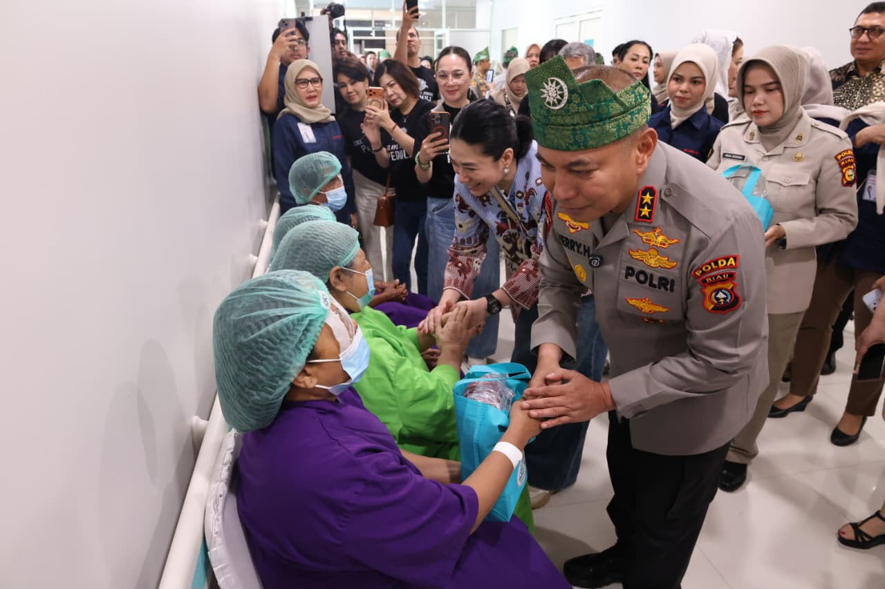 Kolaborasi Kemanusiaan, Polda Riau Bantu 310 Warga Ikut Operasi Katarak Gratis