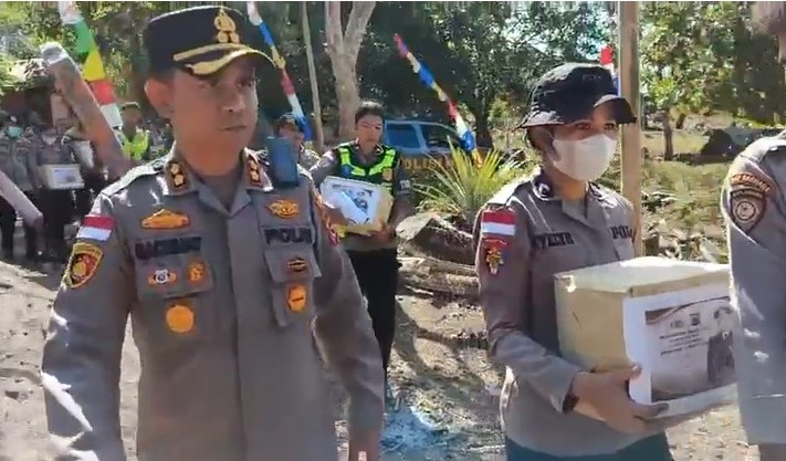 Menembus Jalan Terjal, Polri Hadir Membawa Harapan : Kapolres Nagekeo Salurkan Bantuan Kapolda NTT untuk Warga Terdampak Gempa